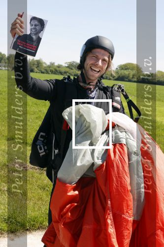 Teuge 1  juni 2021
Thomas v d Vlugt presenteert zijn boek door uit een vleigtuig te springen met een parachute.