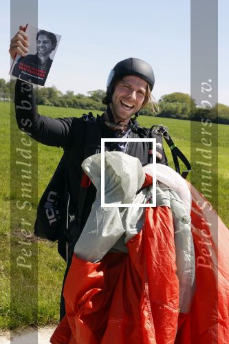 Teuge 1  juni 2021
Thomas v d Vlugt presenteert zijn boek door uit een vleigtuig te springen met een parachute.
