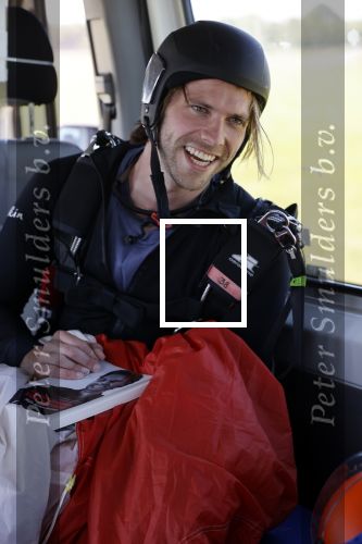 Teuge 1  juni 2021
Thomas v d Vlugt presenteert zijn boek door uit een vleigtuig te springen met een parachute.