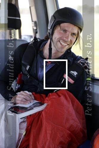 Teuge 1  juni 2021
Thomas v d Vlugt presenteert zijn boek door uit een vleigtuig te springen met een parachute.