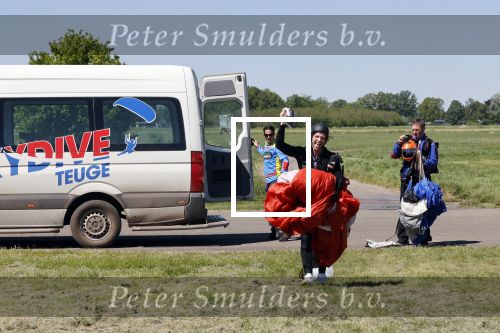 Teuge 1  juni 2021
Thomas v d Vlugt presenteert zijn boek door uit een vleigtuig te springen met een parachute.