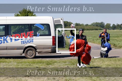 Teuge 1  juni 2021
Thomas v d Vlugt presenteert zijn boek door uit een vleigtuig te springen met een parachute.