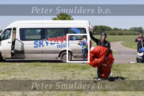 Teuge 1  juni 2021
Thomas v d Vlugt presenteert zijn boek door uit een vleigtuig te springen met een parachute.