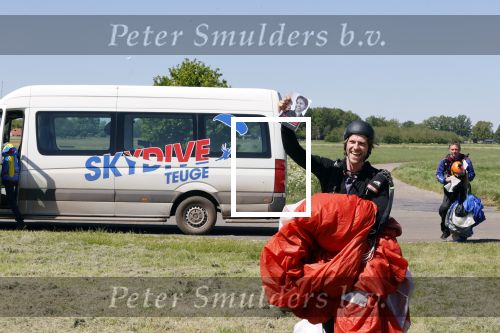 Teuge 1  juni 2021
Thomas v d Vlugt presenteert zijn boek door uit een vleigtuig te springen met een parachute.