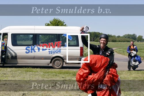 Teuge 1  juni 2021
Thomas v d Vlugt presenteert zijn boek door uit een vleigtuig te springen met een parachute.