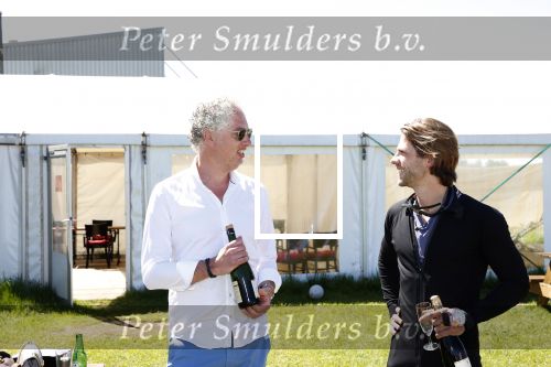 Teuge 1  juni 2021
Thomas v d Vlugt presenteert zijn boek door uit een vleigtuig te springen met een parachute.