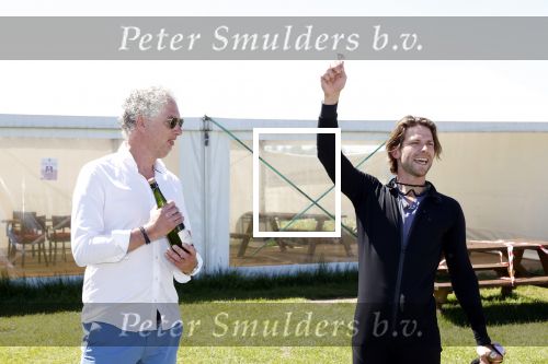 Teuge 1  juni 2021
Thomas v d Vlugt presenteert zijn boek door uit een vleigtuig te springen met een parachute.