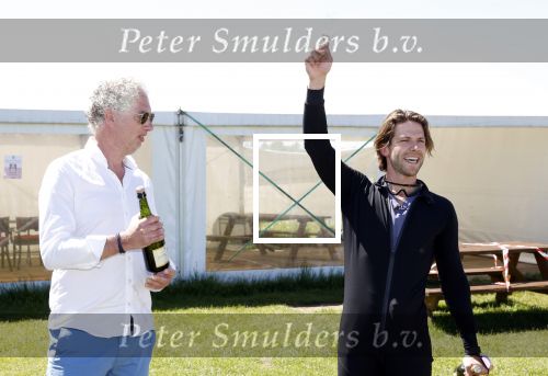 Teuge 1  juni 2021
Thomas v d Vlugt presenteert zijn boek door uit een vleigtuig te springen met een parachute.