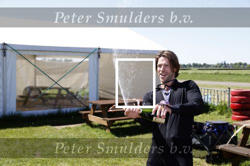 Teuge 1  juni 2021
Thomas v d Vlugt presenteert zijn boek door uit een vleigtuig te springen met een parachute.