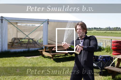 Teuge 1  juni 2021
Thomas v d Vlugt presenteert zijn boek door uit een vleigtuig te springen met een parachute.