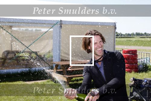 Teuge 1  juni 2021
Thomas v d Vlugt presenteert zijn boek door uit een vleigtuig te springen met een parachute.