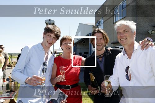 Teuge 1  juni 2021
Thomas v d Vlugt presenteert zijn boek door uit een vleigtuig te springen met een parachute. Thomas met zijn ouders en broer