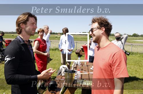 Teuge 1  juni 2021
Thomas v d Vlugt presenteert zijn boek door uit een vleigtuig te springen met een parachute.