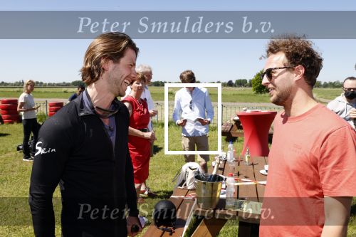 Teuge 1  juni 2021
Thomas v d Vlugt presenteert zijn boek door uit een vleigtuig te springen met een parachute.
