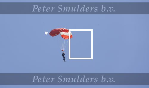 Teuge 1  juni 2021
Thomas v d Vlugt presenteert zijn boek door uit een vleigtuig te springen met een parachute.