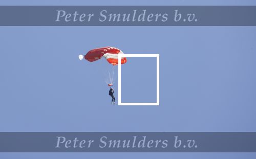 Teuge 1  juni 2021
Thomas v d Vlugt presenteert zijn boek door uit een vleigtuig te springen met een parachute.