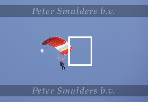 Teuge 1  juni 2021
Thomas v d Vlugt presenteert zijn boek door uit een vleigtuig te springen met een parachute.