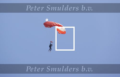 Teuge 1  juni 2021
Thomas v d Vlugt presenteert zijn boek door uit een vleigtuig te springen met een parachute.