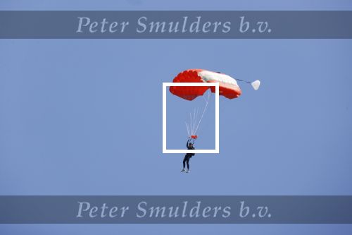 Teuge 1  juni 2021
Thomas v d Vlugt presenteert zijn boek door uit een vleigtuig te springen met een parachute.