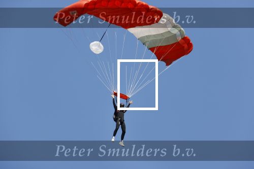 Teuge 1  juni 2021
Thomas v d Vlugt presenteert zijn boek door uit een vleigtuig te springen met een parachute.
