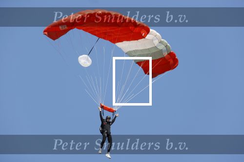 Teuge 1  juni 2021
Thomas v d Vlugt presenteert zijn boek door uit een vleigtuig te springen met een parachute.