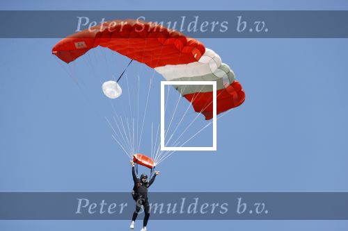 Teuge 1  juni 2021
Thomas v d Vlugt presenteert zijn boek door uit een vleigtuig te springen met een parachute.