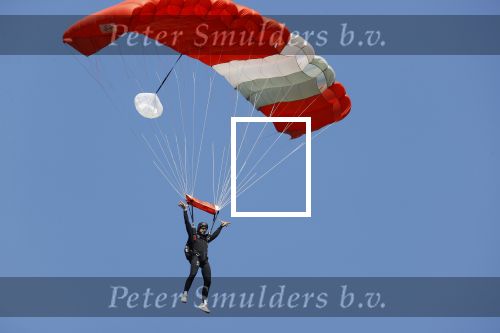 Teuge 1  juni 2021
Thomas v d Vlugt presenteert zijn boek door uit een vleigtuig te springen met een parachute.