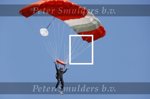 Teuge 1  juni 2021
Thomas v d Vlugt presenteert zijn boek door uit een vleigtuig te springen met een parachute.