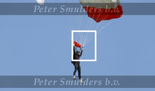 Teuge 1  juni 2021
Thomas v d Vlugt presenteert zijn boek door uit een vleigtuig te springen met een parachute.
