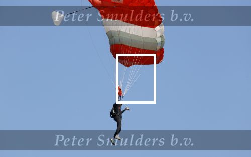 Teuge 1  juni 2021
Thomas v d Vlugt presenteert zijn boek door uit een vleigtuig te springen met een parachute.