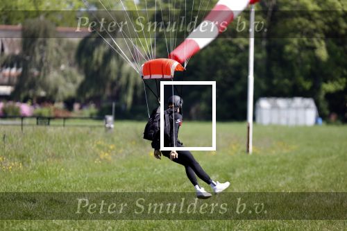Teuge 1  juni 2021
Thomas v d Vlugt presenteert zijn boek door uit een vleigtuig te springen met een parachute.