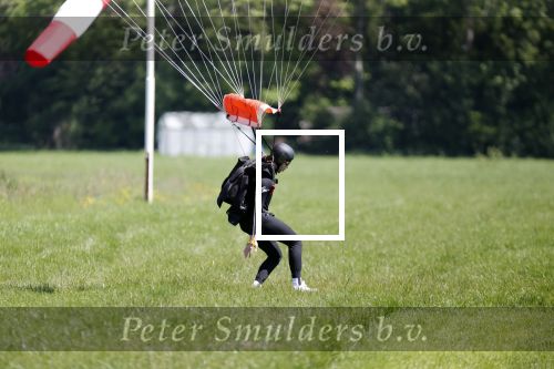 Teuge 1  juni 2021
Thomas v d Vlugt presenteert zijn boek door uit een vleigtuig te springen met een parachute.