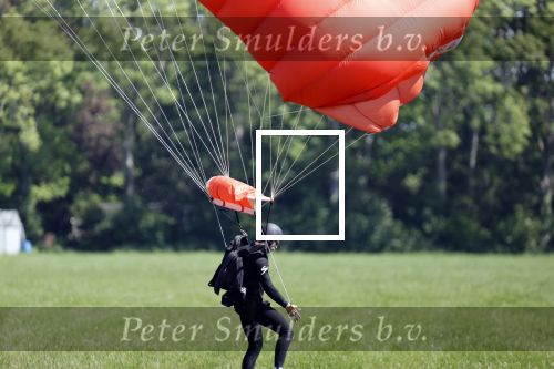 Teuge 1  juni 2021
Thomas v d Vlugt presenteert zijn boek door uit een vleigtuig te springen met een parachute.