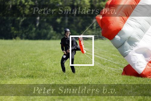Teuge 1  juni 2021
Thomas v d Vlugt presenteert zijn boek door uit een vleigtuig te springen met een parachute.