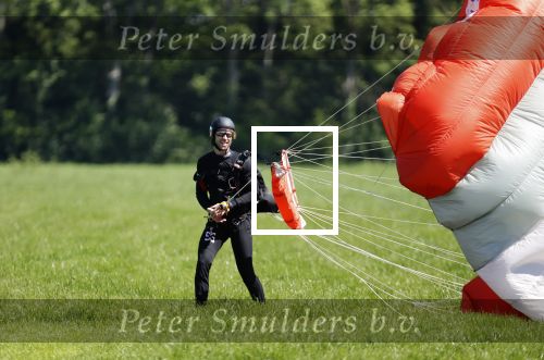 Teuge 1  juni 2021
Thomas v d Vlugt presenteert zijn boek door uit een vleigtuig te springen met een parachute.