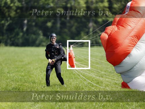 Teuge 1  juni 2021
Thomas v d Vlugt presenteert zijn boek door uit een vleigtuig te springen met een parachute.