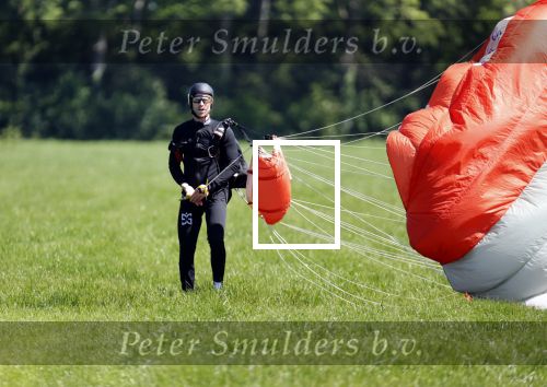 Teuge 1  juni 2021
Thomas v d Vlugt presenteert zijn boek door uit een vleigtuig te springen met een parachute.
