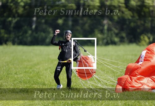 Teuge 1  juni 2021
Thomas v d Vlugt presenteert zijn boek door uit een vleigtuig te springen met een parachute.