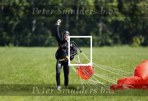 Teuge 1  juni 2021
Thomas v d Vlugt presenteert zijn boek door uit een vleigtuig te springen met een parachute.