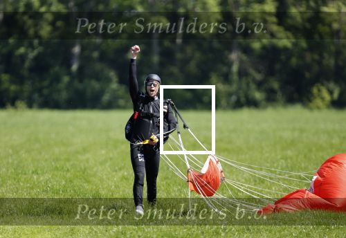 Teuge 1  juni 2021
Thomas v d Vlugt presenteert zijn boek door uit een vleigtuig te springen met een parachute.