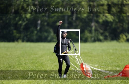 Teuge 1  juni 2021
Thomas v d Vlugt presenteert zijn boek door uit een vleigtuig te springen met een parachute.