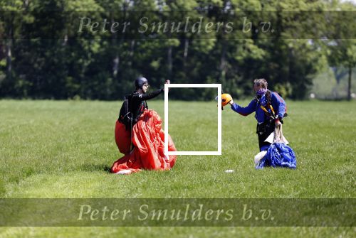 Teuge 1  juni 2021
Thomas v d Vlugt presenteert zijn boek door uit een vleigtuig te springen met een parachute.