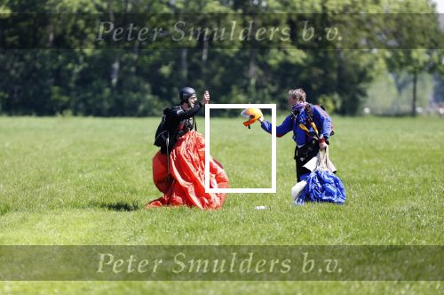 Teuge 1  juni 2021
Thomas v d Vlugt presenteert zijn boek door uit een vleigtuig te springen met een parachute.