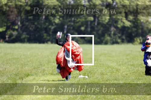 Teuge 1  juni 2021
Thomas v d Vlugt presenteert zijn boek door uit een vleigtuig te springen met een parachute.