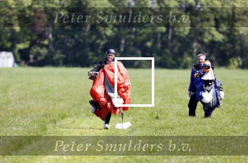 Teuge 1  juni 2021
Thomas v d Vlugt presenteert zijn boek door uit een vleigtuig te springen met een parachute.