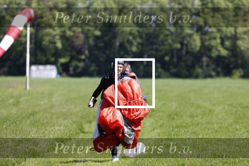 Teuge 1  juni 2021
Thomas v d Vlugt presenteert zijn boek door uit een vleigtuig te springen met een parachute.