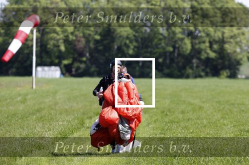 Teuge 1  juni 2021
Thomas v d Vlugt presenteert zijn boek door uit een vleigtuig te springen met een parachute.