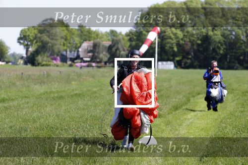 Teuge 1  juni 2021
Thomas v d Vlugt presenteert zijn boek door uit een vleigtuig te springen met een parachute.
