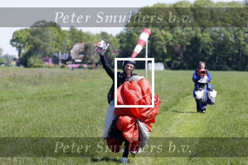 Teuge 1  juni 2021
Thomas v d Vlugt presenteert zijn boek door uit een vleigtuig te springen met een parachute.