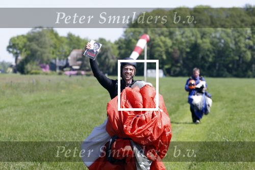 Teuge 1  juni 2021
Thomas v d Vlugt presenteert zijn boek door uit een vleigtuig te springen met een parachute.